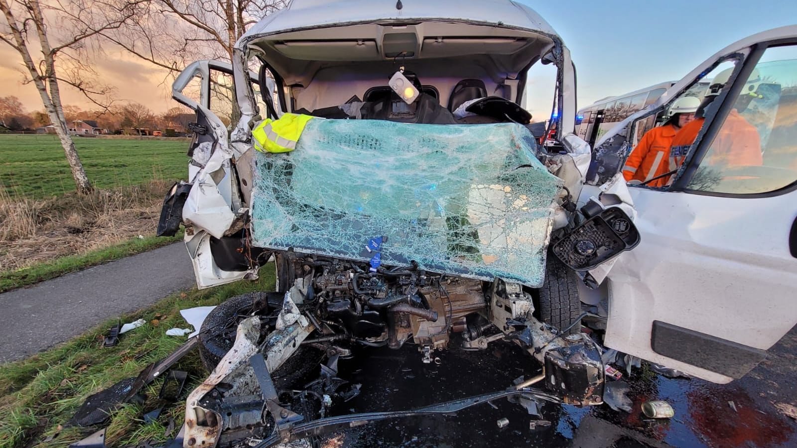 Der Fahrer des Transporters kam bei dem Unfall in Wischhafen-Neuland ums Leben. Der Fahrer des Transporters kam bei dem Unfall in Wischhafen-Neuland ums Leben.