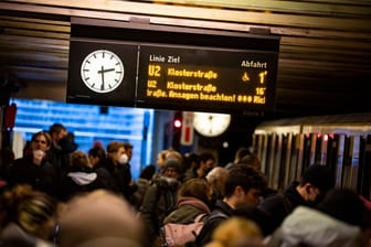 Pendelverkehr am Bahnhof Senefelderplatz (Archivbild): Auf der Linie U2 müssen die Berliner aktuell viel Geduld mitbringen.
