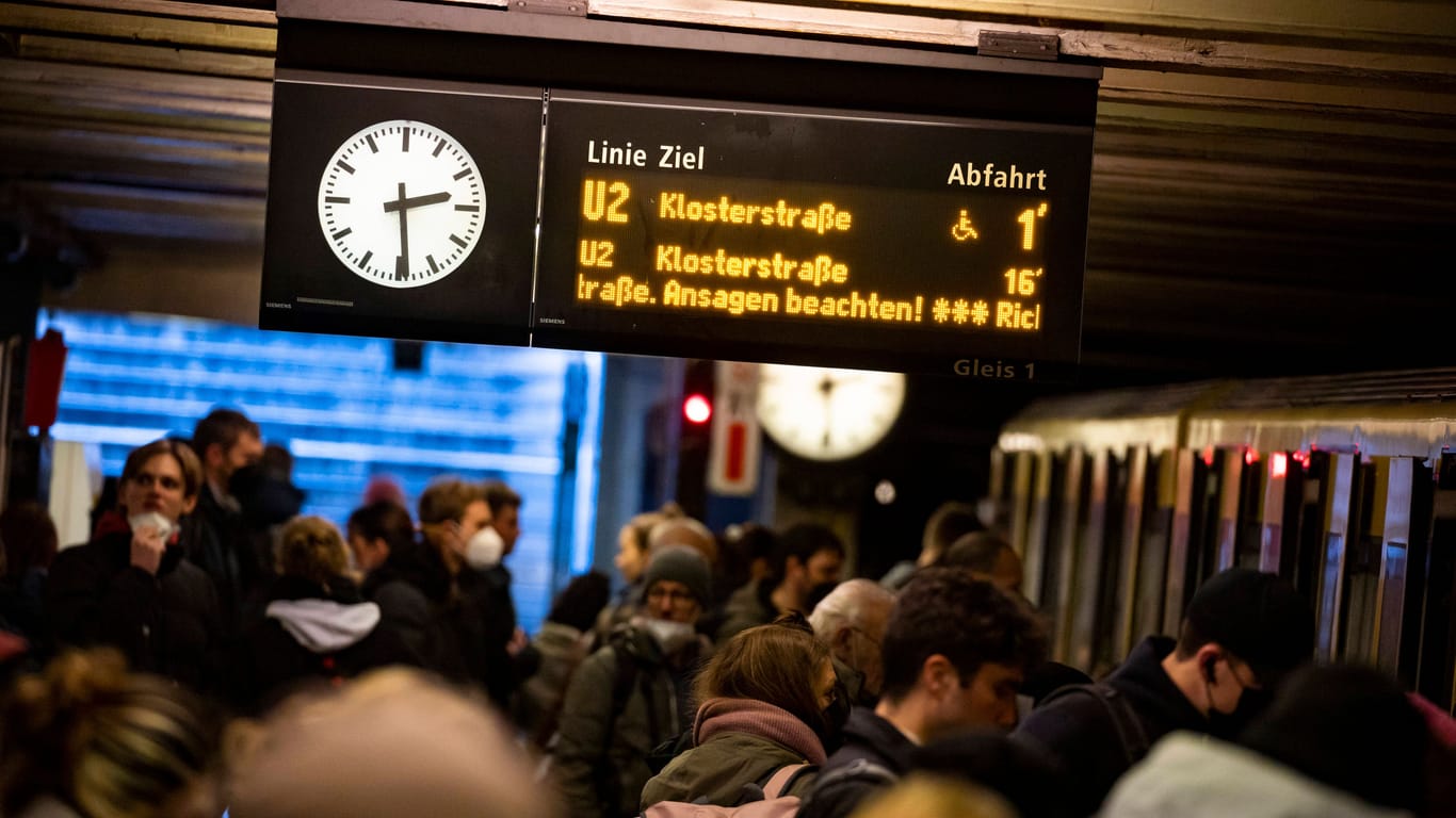 Pendelverkehr am Bahnhof Senefelderplatz (Archivbild): Auf der Linie U2 müssen die Berliner aktuell viel Geduld mitbringen.