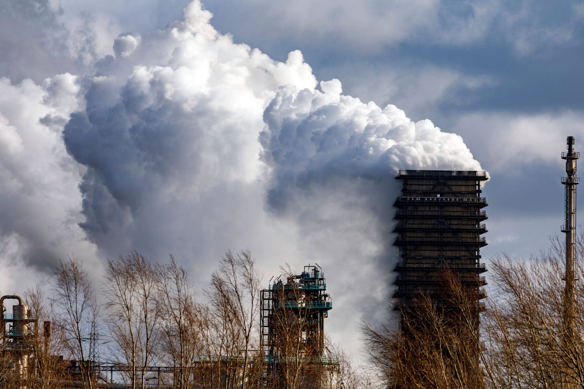 Turm einer Kokerei (Symbolbild): Die KfW-Experten schlagen drei Maßnahmen vor, um der ungünstigen Entwicklung in der deutschen Wirtschaft zu begegnen. Turm einer Kokerei (Symbolbild): Die KfW-Experten schlagen drei Maßnahmen vor, um der ungünstigen Entwicklung in der deutschen Wirtschaft zu begegnen.