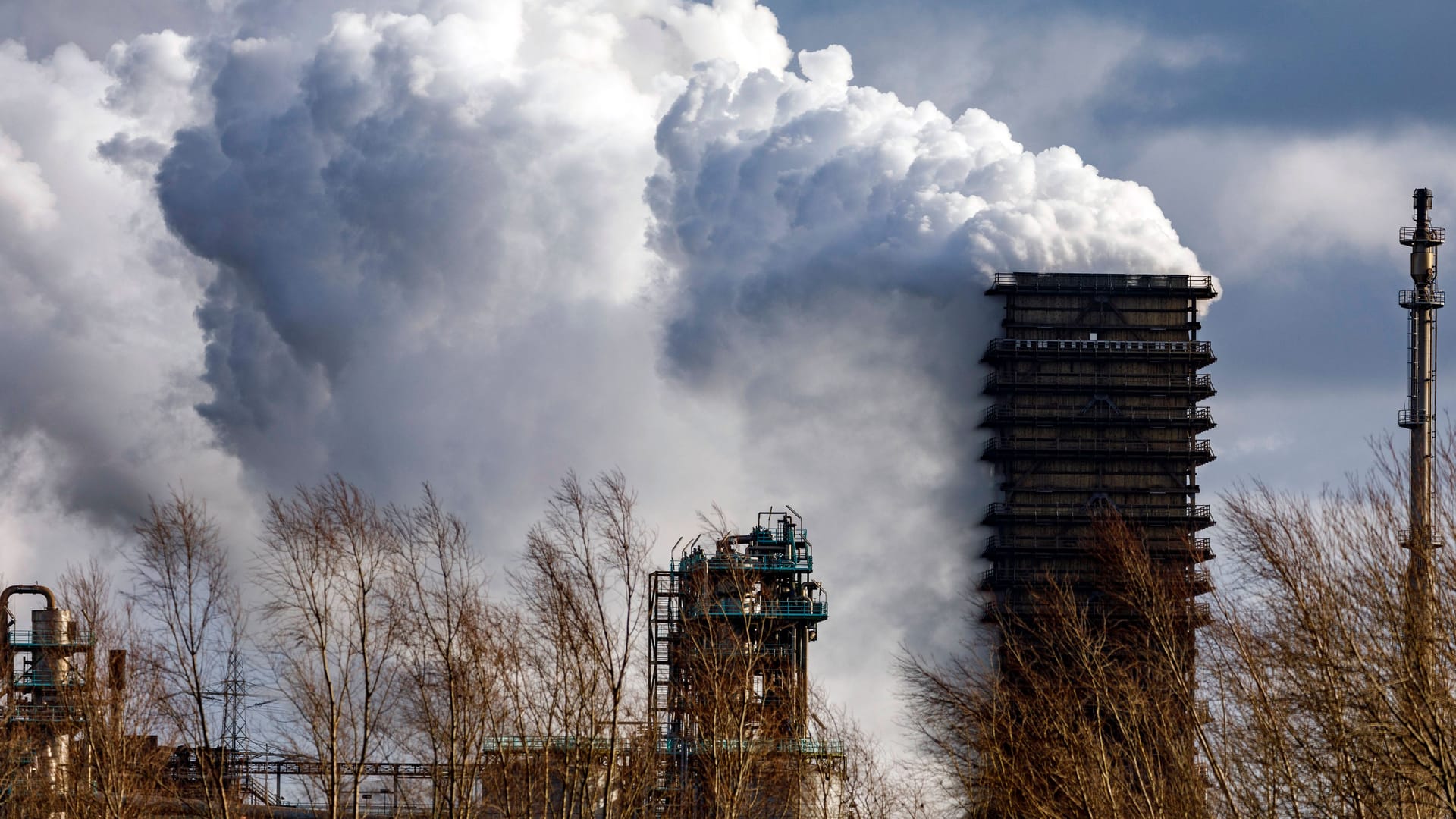 Turm einer Kokerei (Symbolbild): Die KfW-Experten schlagen drei Maßnahmen vor, um der ungünstigen Entwicklung in der deutschen Wirtschaft zu begegnen. Turm einer Kokerei (Symbolbild): Die KfW-Experten schlagen drei Maßnahmen vor, um der ungünstigen Entwicklung in der deutschen Wirtschaft zu begegnen.