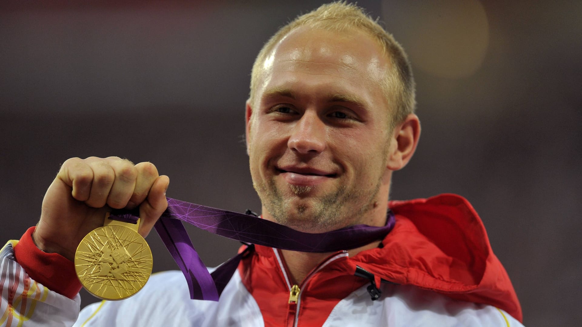 Robert Harting mit seiner Goldmedaille bei den Olympischen Spielen 2012.