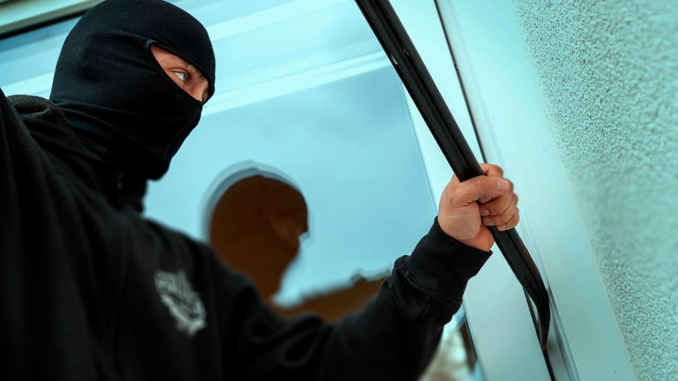 Einbrecher versucht ein Fenster aufzuhebeln (Symbolbild): Die Täter waren zuvor an der Wohnungstüre gescheitert.