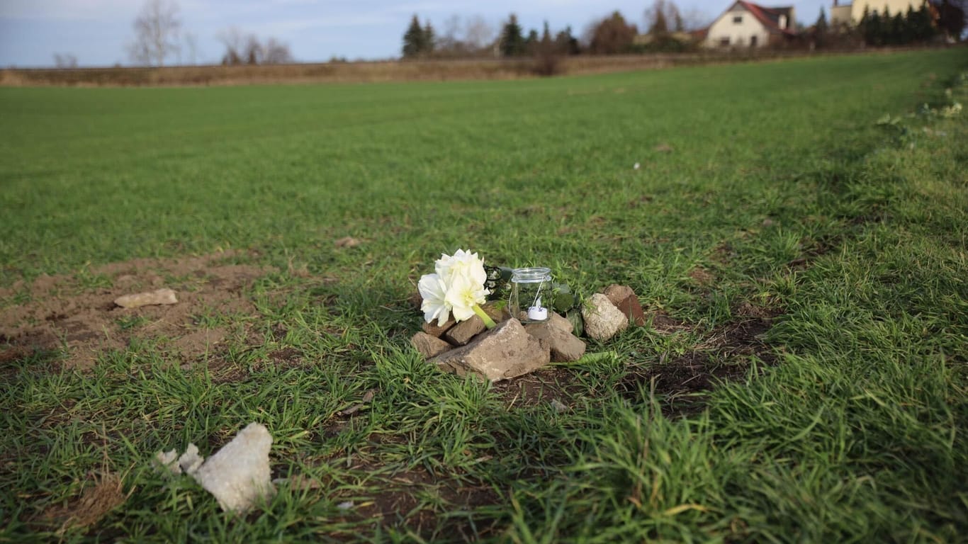 Feld in Otterwisch bei Leipzig: Hier geschah das Unglück. Trauernde haben Blumen und Steine neben das Loch im Feld gelegt.