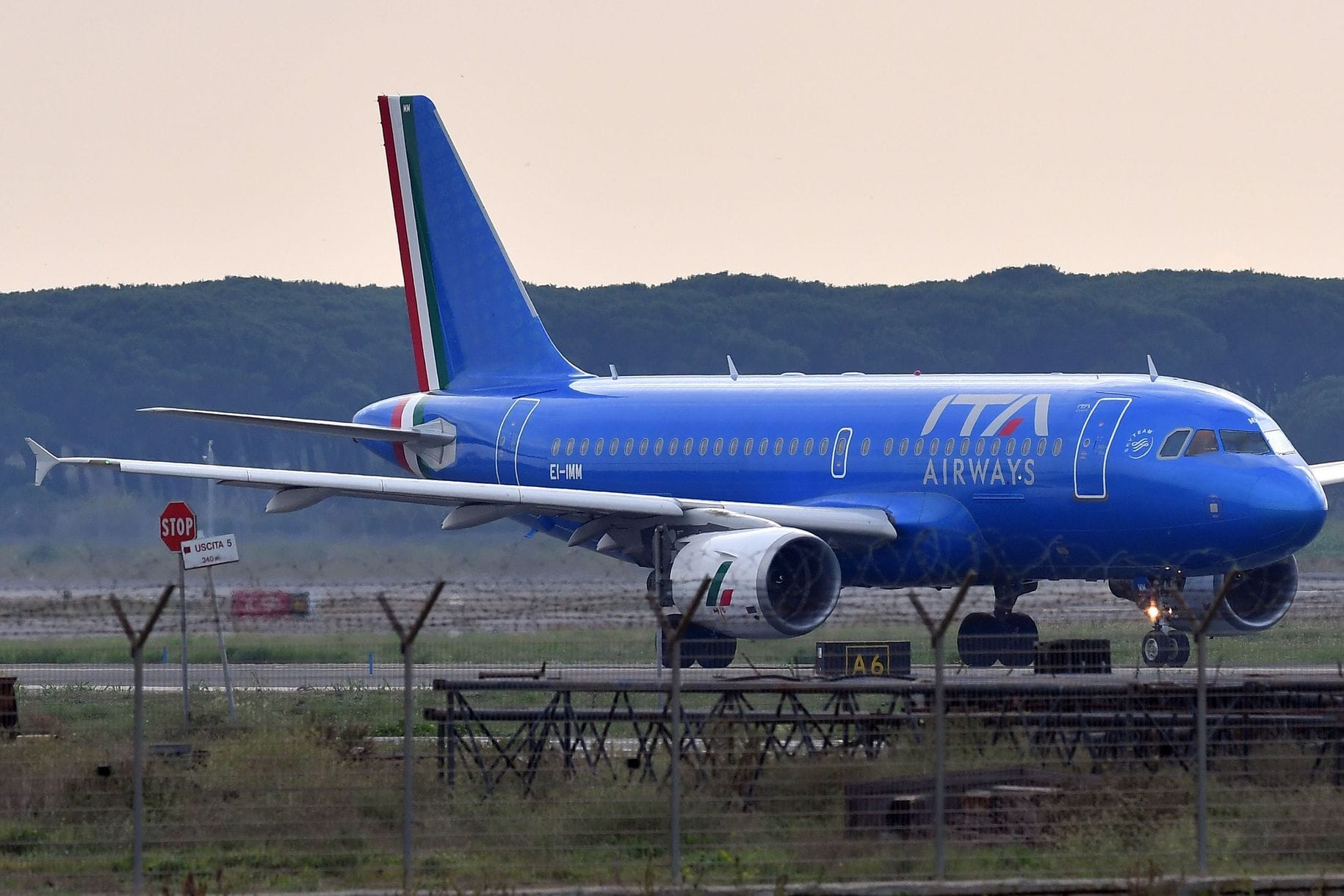 Ein Airbus A320 von Ita Airways auf der Startbahn des Flughafens Leonardo da Vinci (Archivbild). Ein Airbus A320 von Ita Airways auf der Startbahn des Flughafens Leonardo da Vinci (Archivbild).