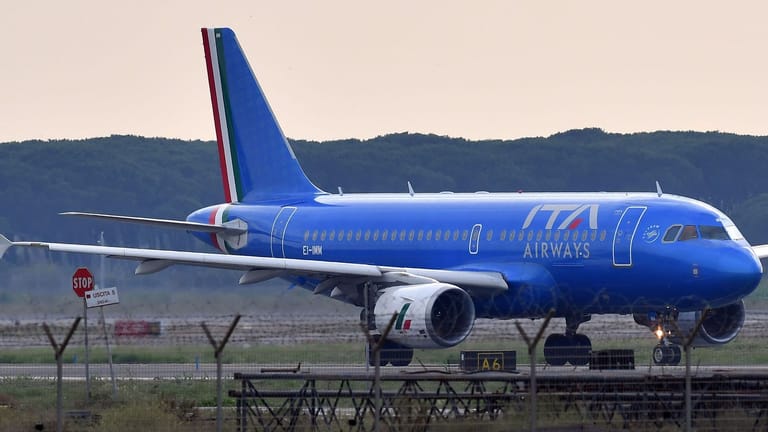 Ein Airbus A320 von Ita Airways auf der Startbahn des Flughafens Leonardo da Vinci (Archivbild).