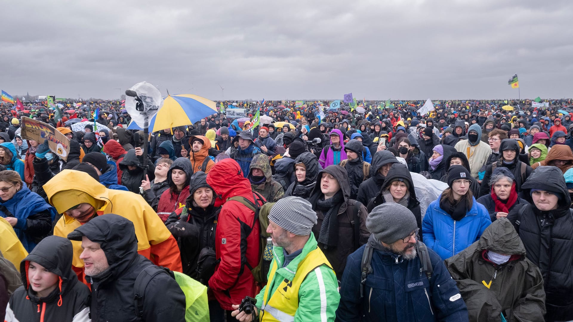 Mehrere Tausend Menschen haben am Samstag in Lützerath für den Erhalt des Ortes demonstriert.
