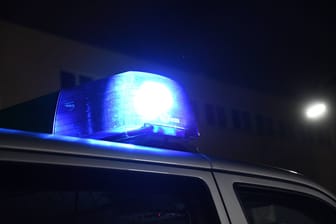 Blaulicht an einem Polizeiwagen (Symbolbild): Die Polizei hat die A4 von Aachen in Richtung Köln voll gesperrt.