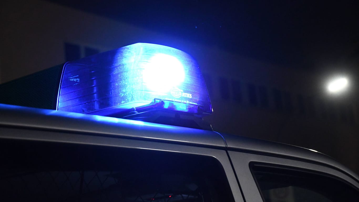 Blaulicht an einem Polizeiwagen (Symbolbild): Die Polizei hat die A4 von Aachen in Richtung Köln voll gesperrt.