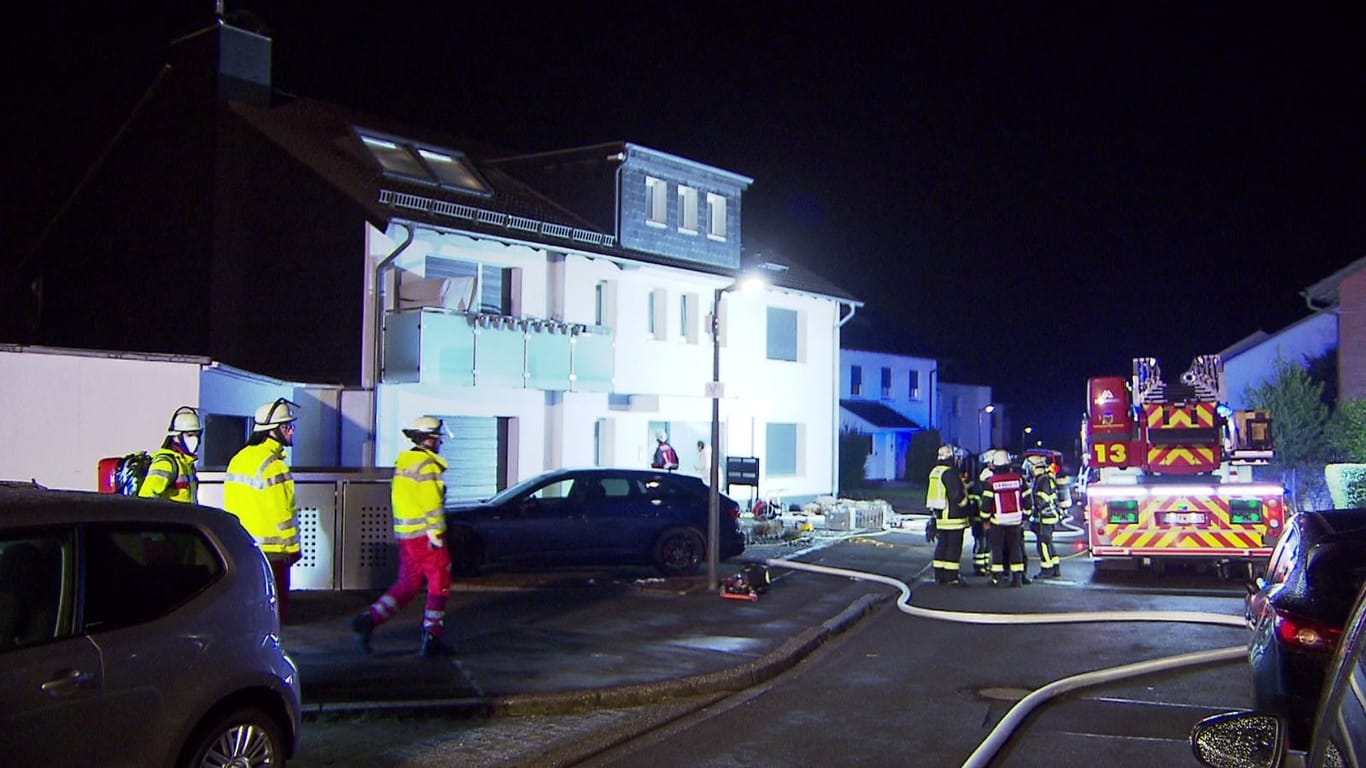 Einsatzkräfte der Feuerwehr in Dortmund-Wellinghofen: Eine Sauna ging am Sonntag in Flammen aus.
