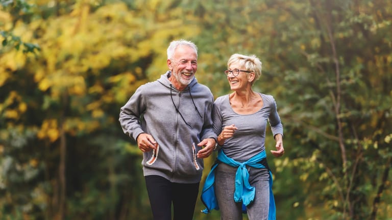 Joggen und Walken stärkt nicht nur die Ausdauer und Muskelkraft, sondern auch die Knochen.﻿