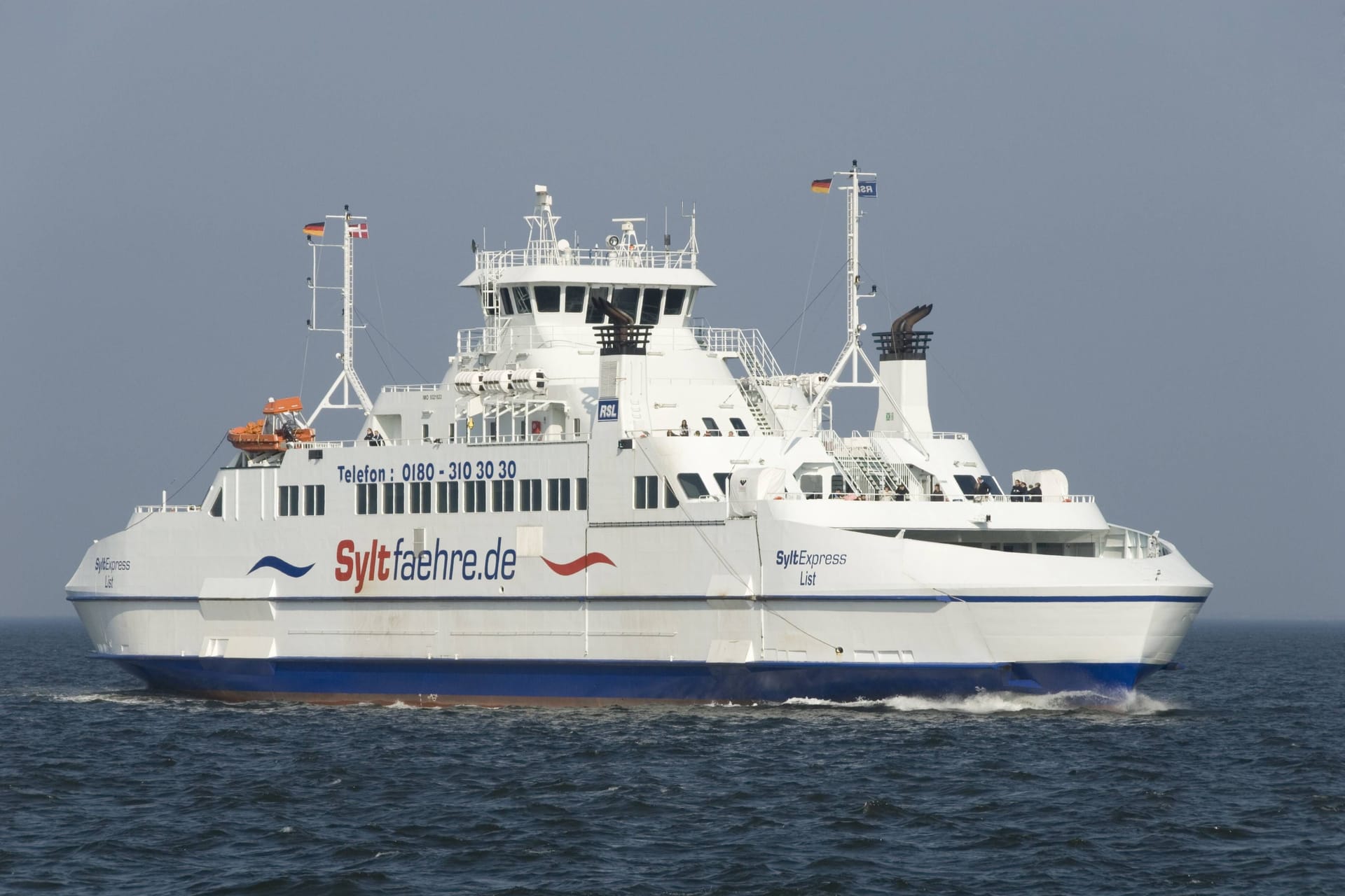 Eine Syltfähre fährt auf der Nordsee: Am Sonntag fallen wegen des Sturms alle Fahrten aus.