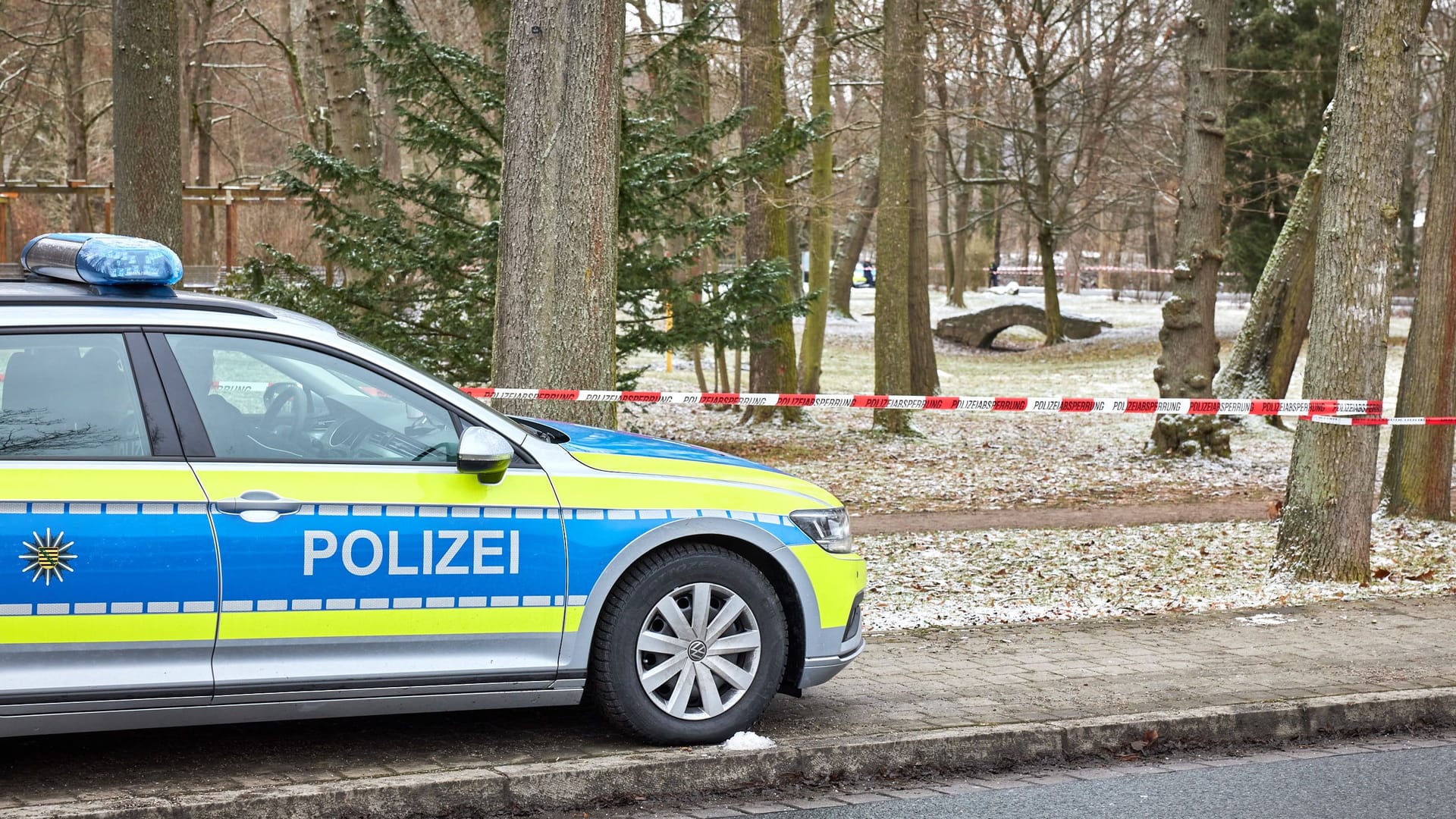 Polizeieinsatz in Freitaler Park: Ein junger Mann wurde tot aufgefunden.