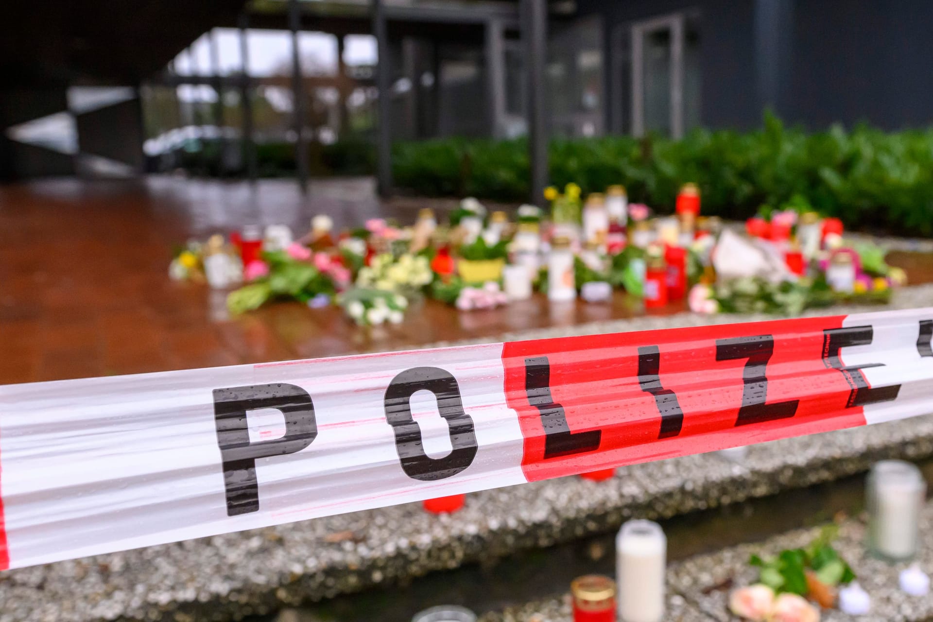 Nordrhein-Westfalen, Ibbenbüren: Auf einer Treppe vor dem Berufskolleg Tecklenburger Land wurden Kerzen und Blumen abgelegt. Diese ist mit Absperrband der Polizei abgesperrt. Während einer Schweigeminute wird an den Berufskollegs im Kreis Steinfurt an den tödlichen Angriff auf eine Lehrerin gedacht. Ein 17-jähriger Schüler soll seine Lehrerin erstochen haben.