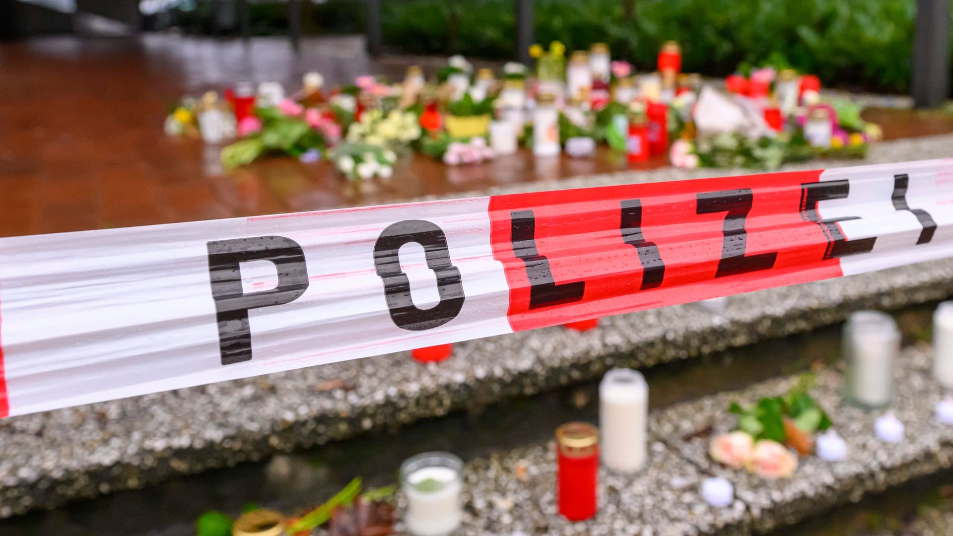 Nordrhein-Westfalen, Ibbenbüren: Auf einer Treppe vor dem Berufskolleg Tecklenburger Land wurden Kerzen und Blumen abgelegt. Diese ist mit Absperrband der Polizei abgesperrt. Während einer Schweigeminute wird an den Berufskollegs im Kreis Steinfurt an den tödlichen Angriff auf eine Lehrerin gedacht. Ein 17-jähriger Schüler soll seine Lehrerin erstochen haben.