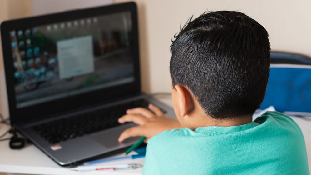 Ein Kind am Laptop: Jedes zehnte Kind in Großbritannien hat schon im Alter von neun Jahren Pornos gesehen.