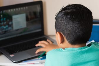 Ein Kind am Laptop: Jedes zehnte Kind in Großbritannien hat schon im Alter von neun Jahren Pornos gesehen.