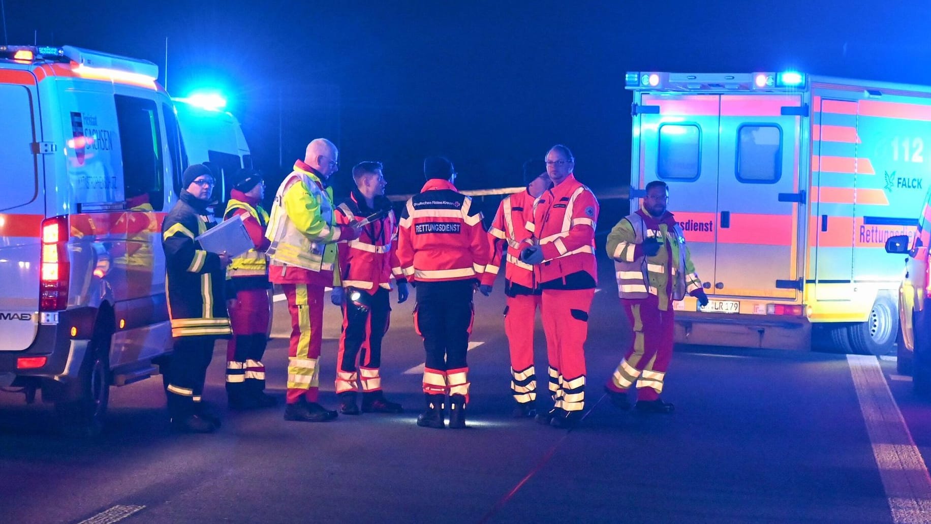 Autobahnunfall (Symbolbild): Der Mann stand auf einmal auf der A 1, ein Auto erfasste ihn. Autobahnunfall (Symbolbild): Der Mann stand auf einmal auf der A 1, ein Auto erfasste ihn.