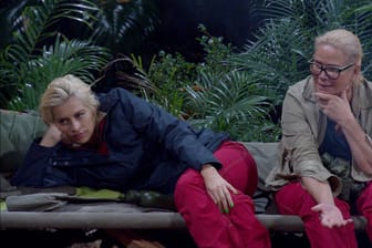 Verena Kerth und Claudia Effenberg in der fünften Folge vom Dschungelcamp