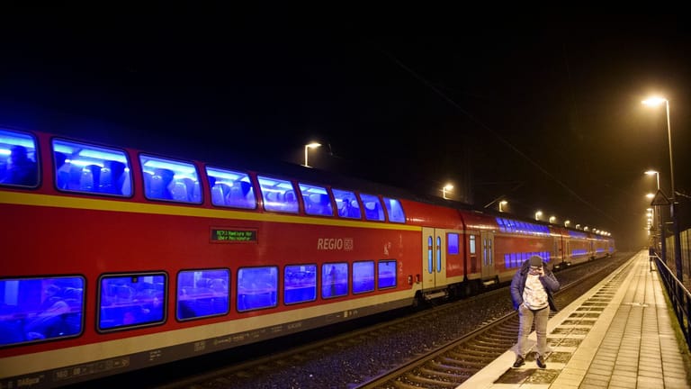 Ein Zug steht bei seinem Halt im Bahnhof von Brokstedt: In einem solchen Zug kamen am Mittwoch zwei Menschen ums Leben.