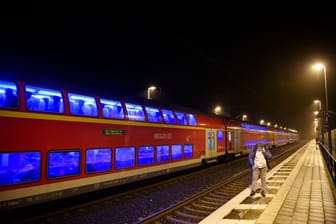 Ein Zug steht bei seinem Halt im Bahnhof von Brokstedt: In einem solchen Zug kamen am Mittwoch zwei Menschen ums Leben.