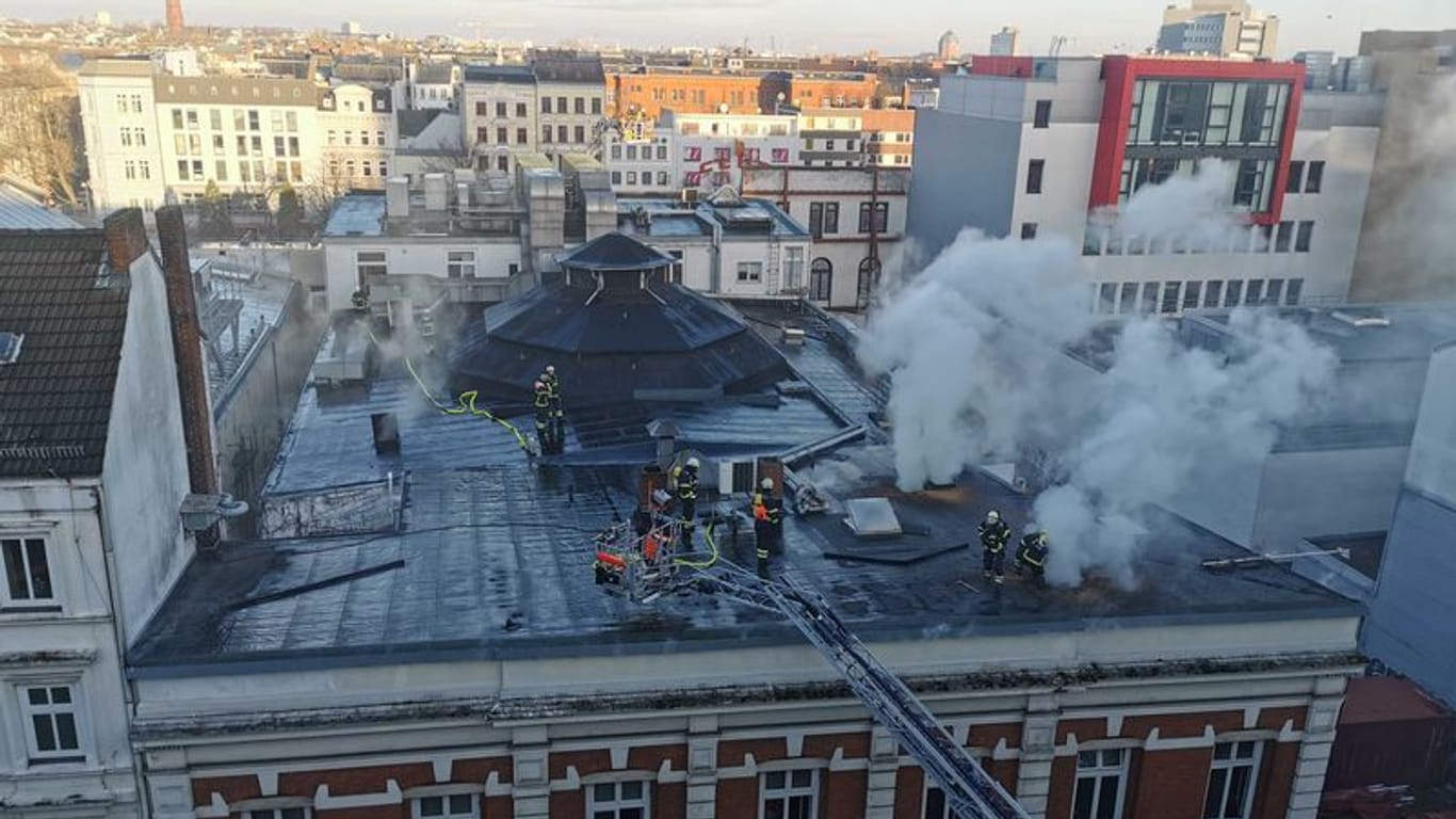 Rauch steigt über dem Dach des Schmidts Tivoli auf: Am Dienstagmorgen wurde die Feuerwehr zur Reeperbahn alarmiert.