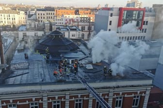 Rauch steigt über dem Dach des Schmidts Tivoli auf: Am Dienstagmorgen wurde die Feuerwehr zur Reeperbahn alarmiert.