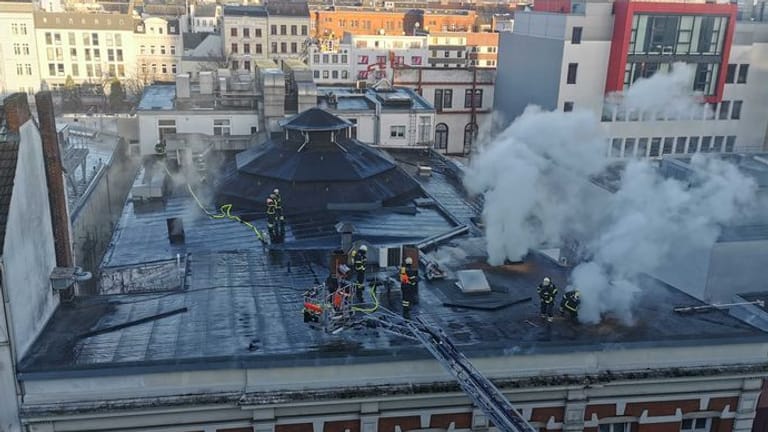Rauch steigt über dem Dach des Schmidts Tivoli auf: Am Dienstagmorgen wurde die Feuerwehr zur Reeperbahn alarmiert.