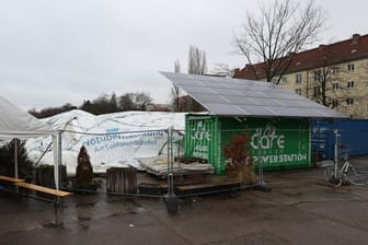 Die Zelthalle "Am Containerbahnhof" in Lichtenberg: Sie ist nach einem Defekt in sich zusammengefallen.