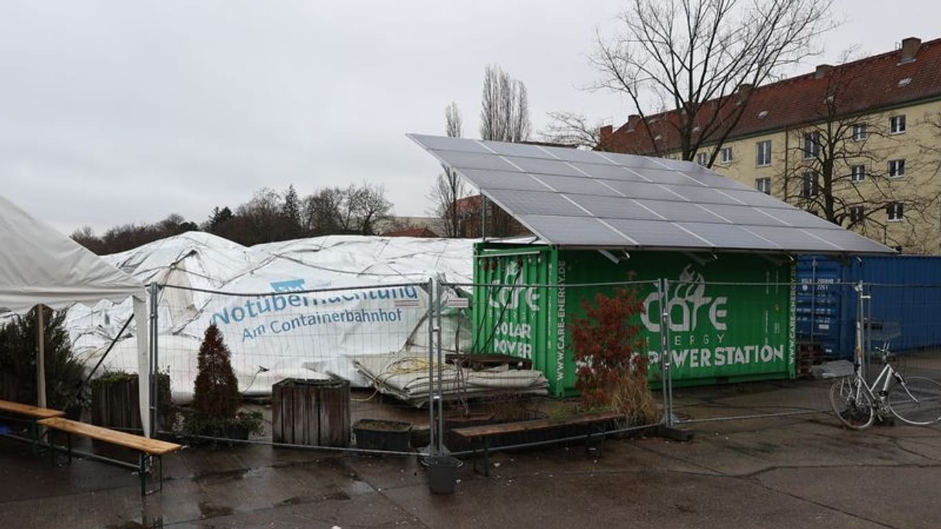 Die Zelthalle "Am Containerbahnhof" in Lichtenberg: Sie ist nach einem Defekt in sich zusammengefallen.