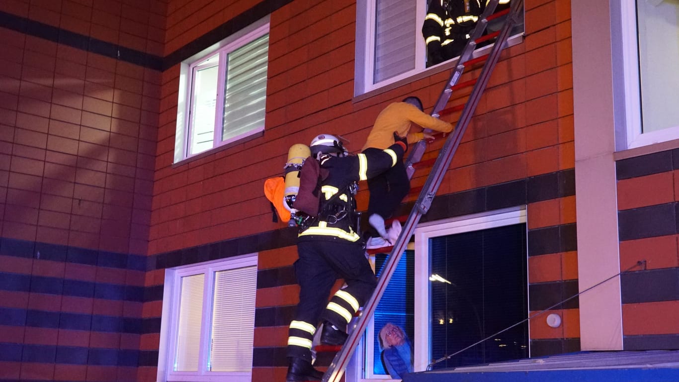 Die Feuerwehr rettete zwei Jungen aus einer Wohnung in Hamburg-Horn.