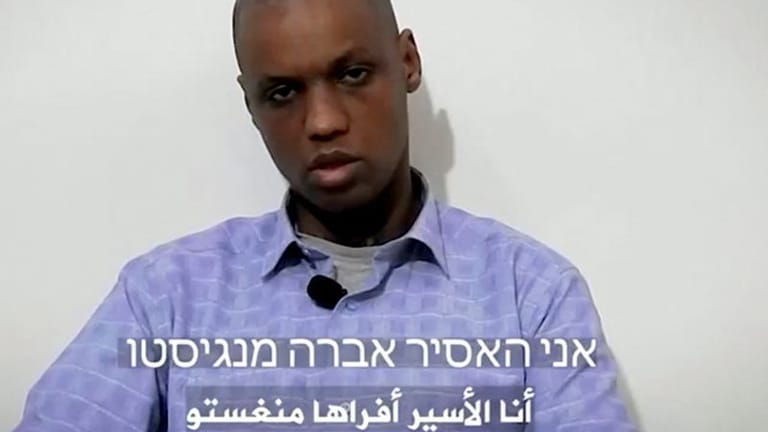 Die militante islamistische Palästinensergruppe Hamas zeigt auf diesem undatierten Bildschirmfoto ohne Ortsangabe Avera Mengistu, der im Gazastreifen gefangen gehalten wird.