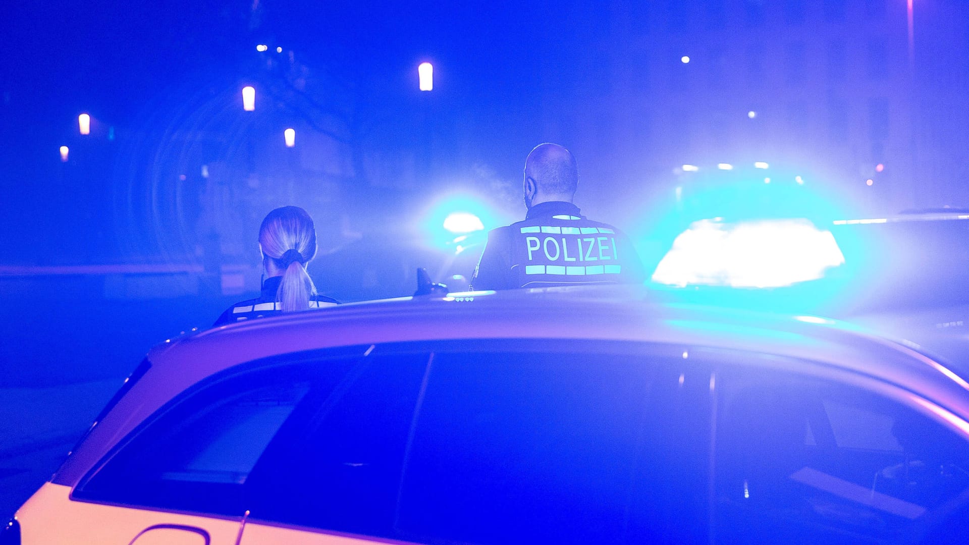 Polizisten im Einsatz (Symbolfoto): Die drei Täter flüchteten. Polizisten im Einsatz (Symbolfoto): Die drei Täter flüchteten.