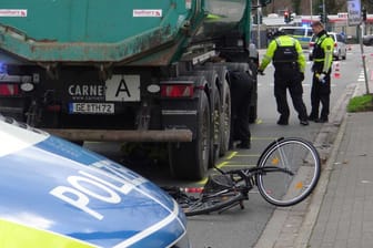 Unfallstelle an der Kamener Straße: Beamte untersuchen das Fahrzeug.