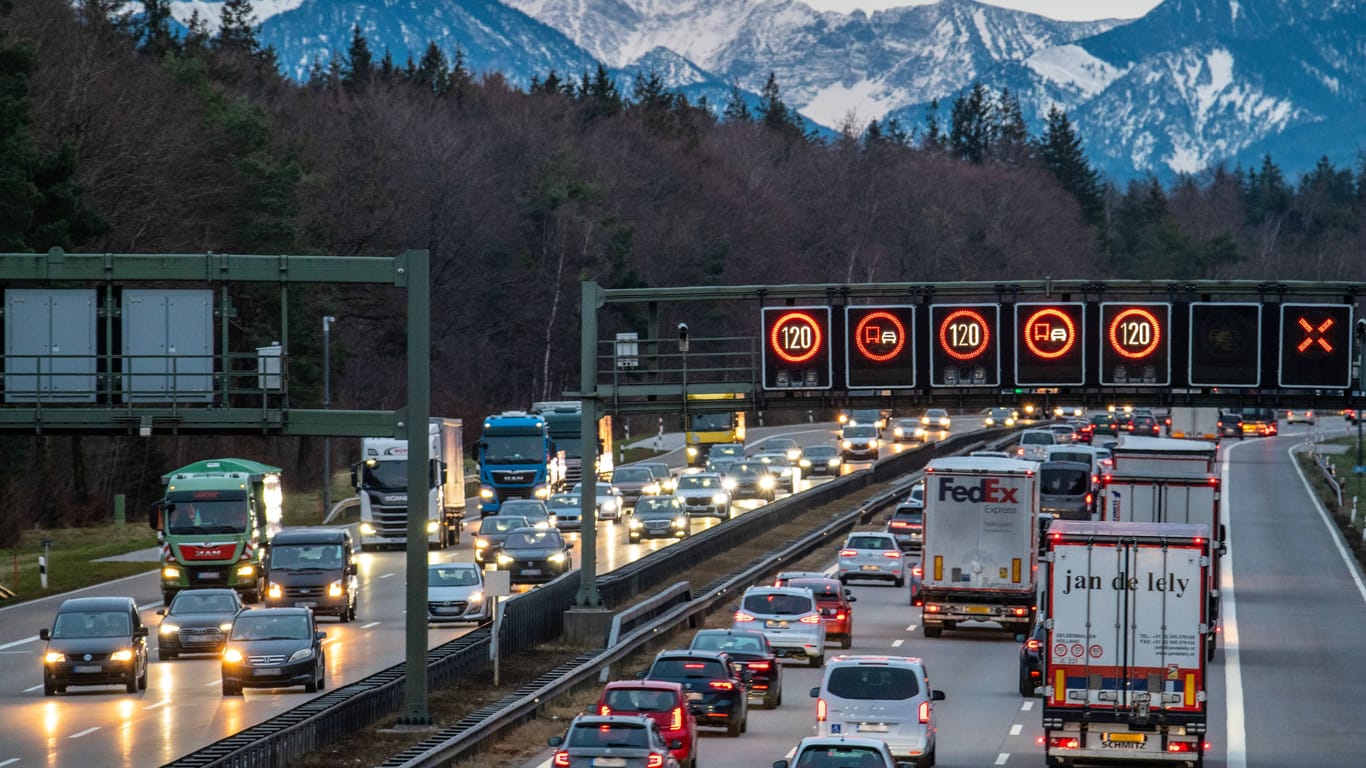 Autobahn in München-Salzburg: Über ein mögliches Tempolimit wird hierzulande immer wieder debattiert.