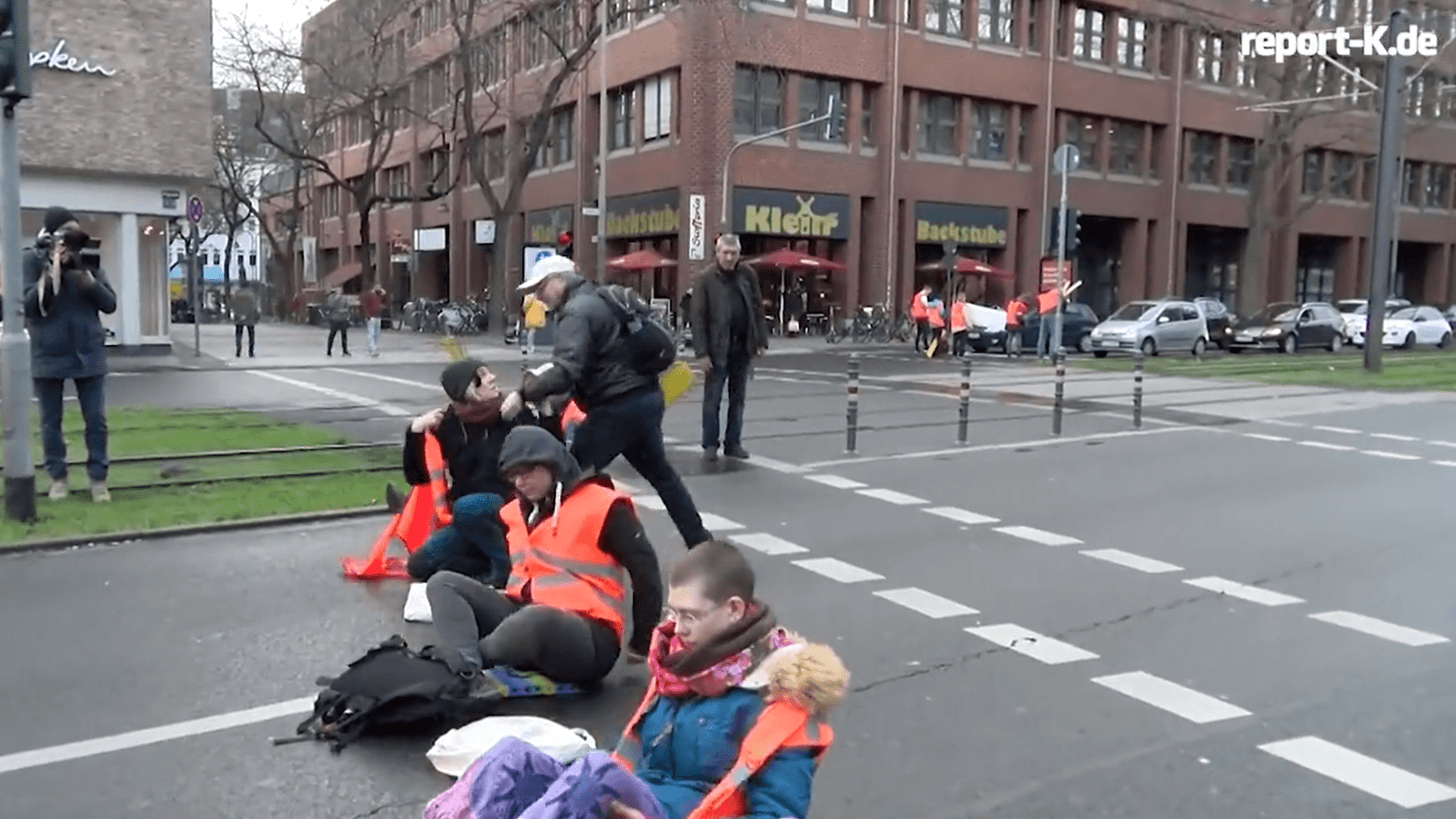 Der Mann ging die Aktivistinnen und Aktivisten auf der Straße an: Sie ließen sich von dem aggressiven Verhalten nicht beirren.