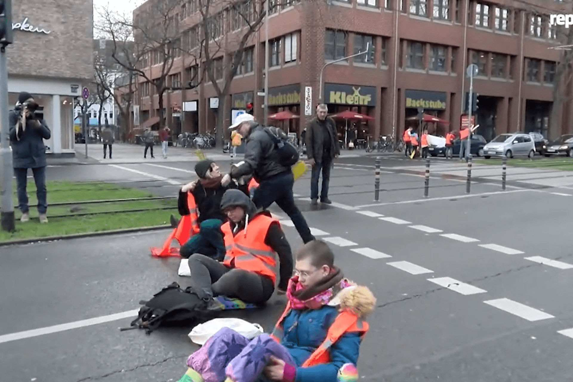 Der Mann ging die Aktivistinnen und Aktivisten auf der Straße an: Sie ließen sich von dem aggressiven Verhalten nicht beirren.