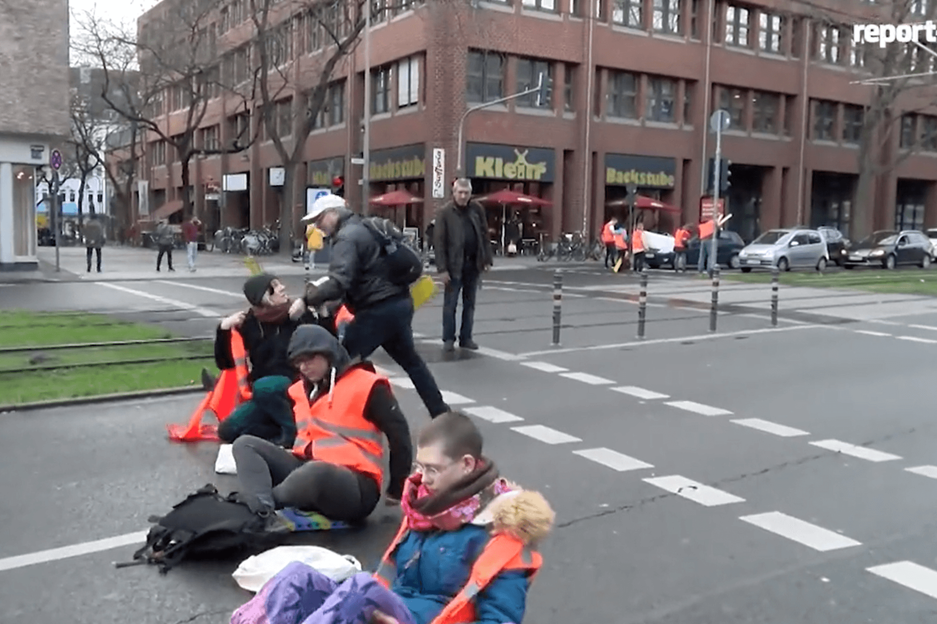 Der Mann ging die Aktivistinnen und Aktivisten auf der Straße an: Sie ließen sich von dem aggressiven Verhalten nicht beirren.