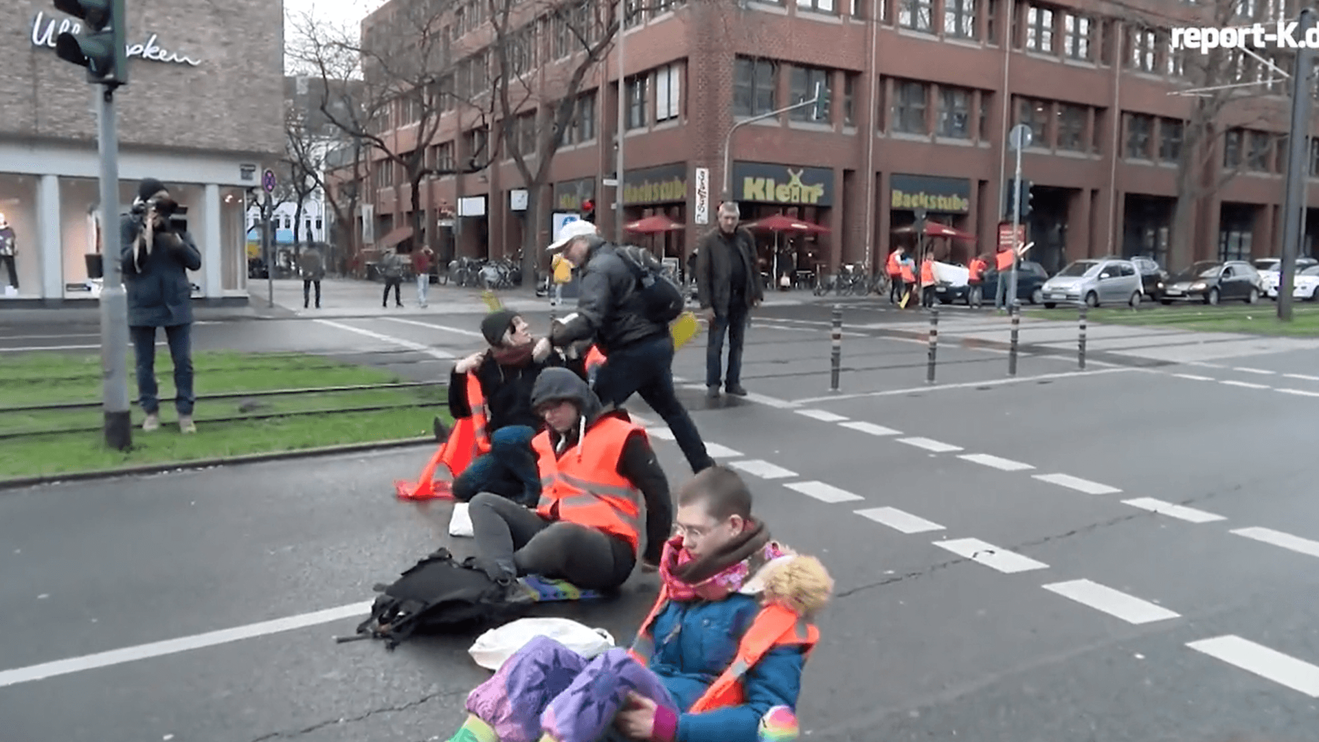 Der Mann ging die Aktivistinnen und Aktivisten auf der Straße an: Sie ließen sich von dem aggressiven Verhalten nicht beirren.