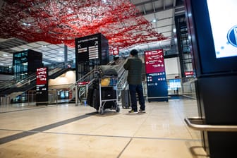 Ein Reisender steht am Flughafen BER: Die Streiks haben am frühen Morgen begonnen.