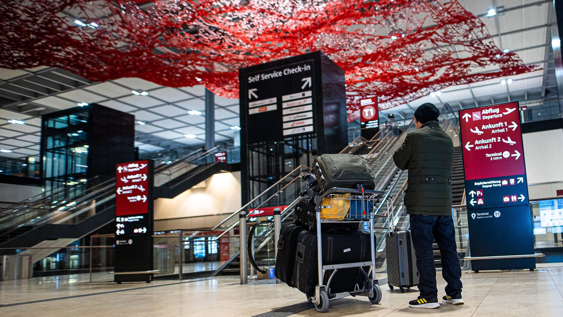 Ein Reisender steht am Flughafen BER: Die Streiks haben am frühen Morgen begonnen. Ein Reisender steht am Flughafen BER: Die Streiks haben am frühen Morgen begonnen.