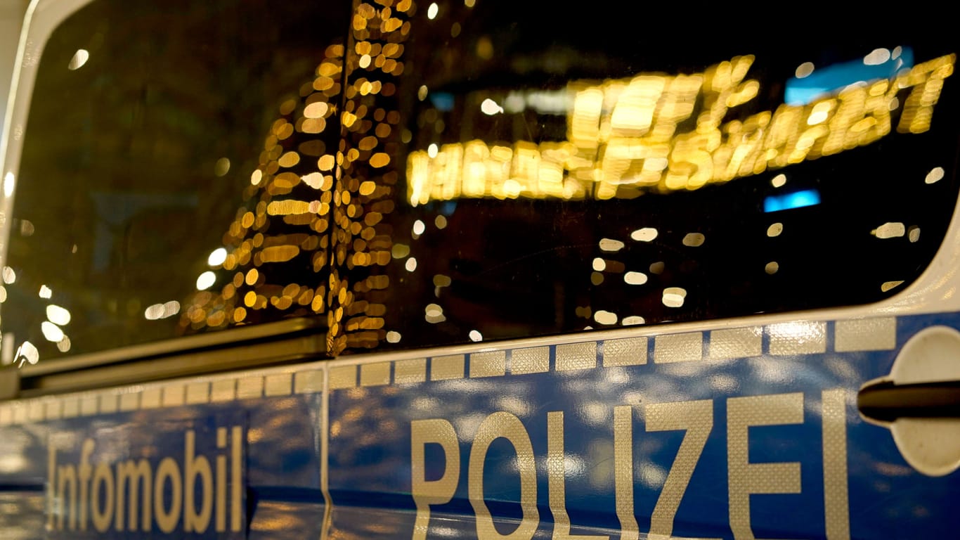 Ein Einsatzfahrzeug der Polizei in Berlin (Symbolbild): Für einen Tweet bekamen die Beamten jetzt einen Shitstorm.