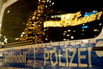 Ein Einsatzfahrzeug der Polizei in Berlin (Symbolbild): Für einen Tweet bekamen die Beamten jetzt einen Shitstorm.