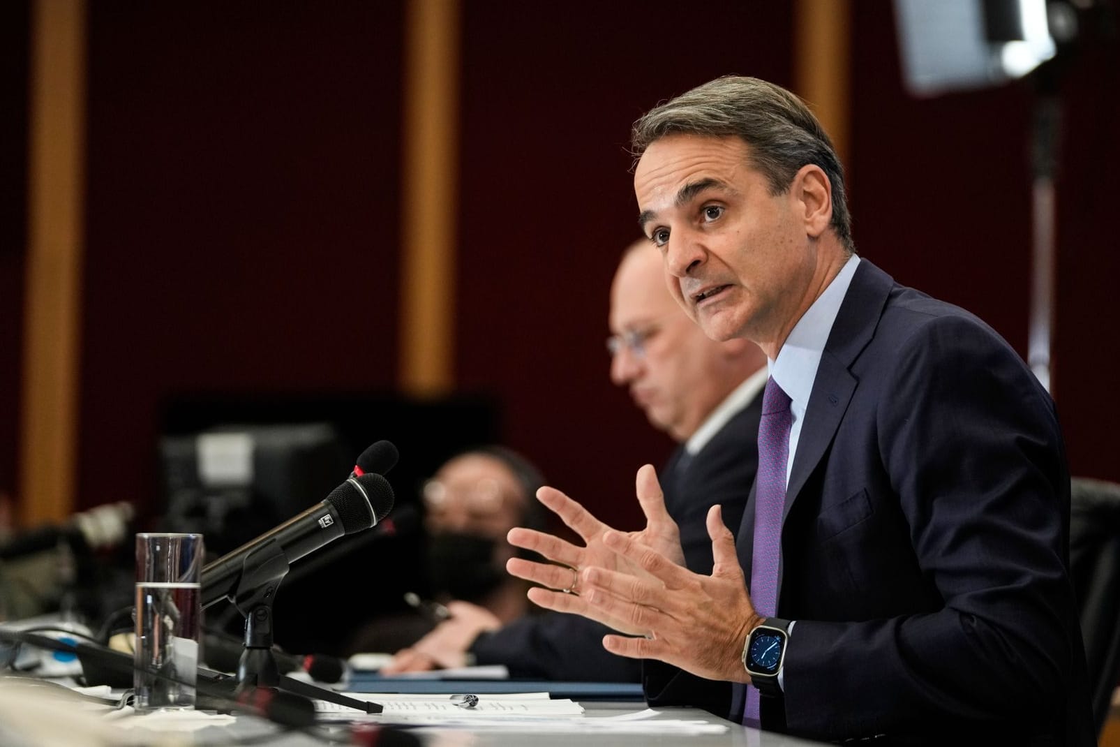 Der griechische Ministerpräsident Kyriakos Mitsotakis muss sich wegen eines seit Monaten schwelenden Abhörskandals einem Misstrauensvotum stellen.