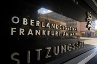 Schriftzug am Oberlandesgericht Frankfurt (Symbolbild): Dort steht nun eine 29-Jährige vor Gericht, die sich einer islamistischen Vereinigung angeschlossen haben soll.