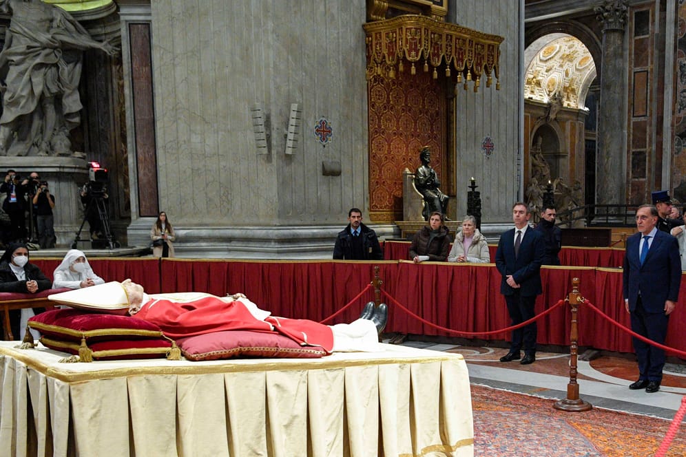 Aufbahrung im Petersdom: Seit Montag können Gläubigevom eremitierten Papst Abschied nehmen.