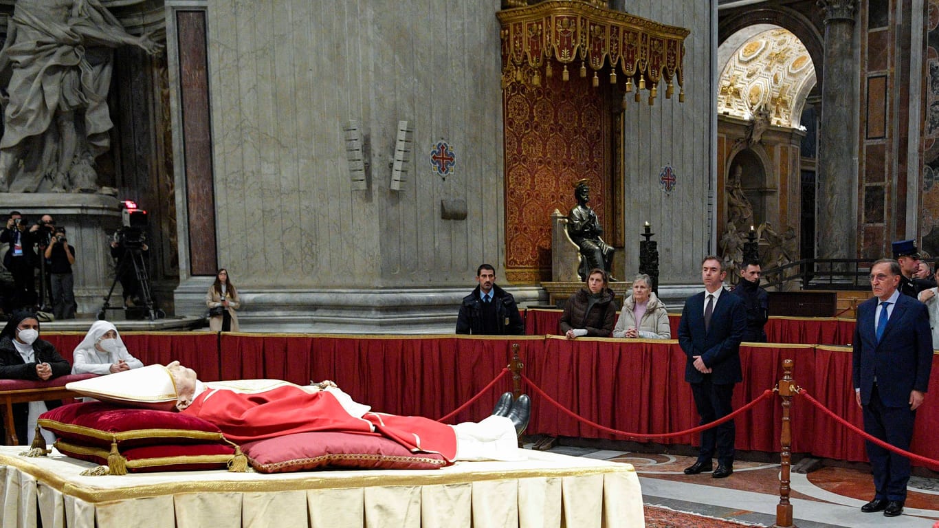 Aufbahrung im Petersdom: Seit Montag können Gläubigevom eremitierten Papst Abschied nehmen.