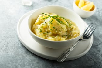 Omas Kartoffelsalat: Für die vegane oder kalorienarme Variante wird statt Mayonnaise Brühe verwendet.
