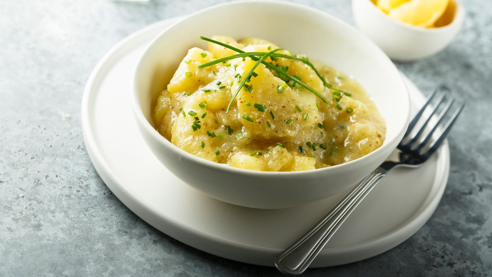 Omas Kartoffelsalat: Für die vegane oder kalorienarme Variante wird statt Mayonnaise Brühe verwendet.