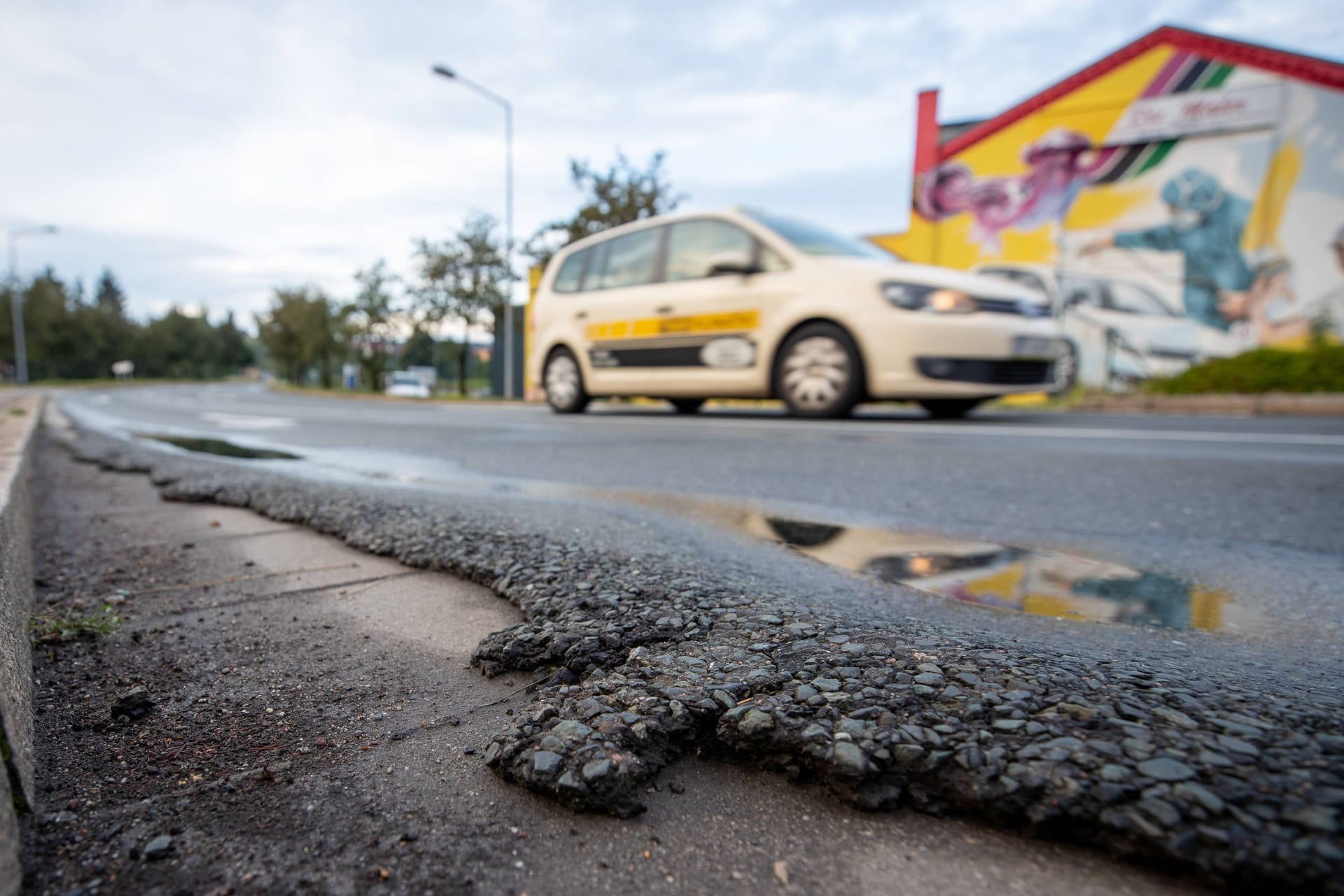 Sichtbare Straßenschäden nach Frost oder Hitze (Symbolbild): Vor allem stark schwankende Temperaturen beeinträchtigen die Asphaltdecken.